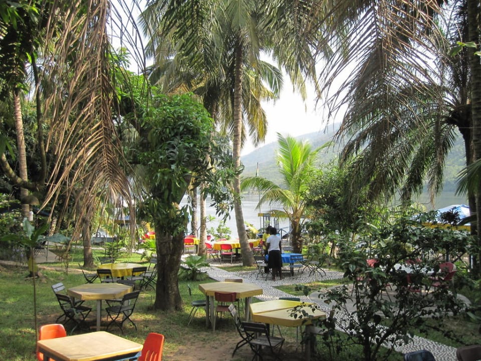 Restaurantbereich im Garten Aylos Bay Guest House