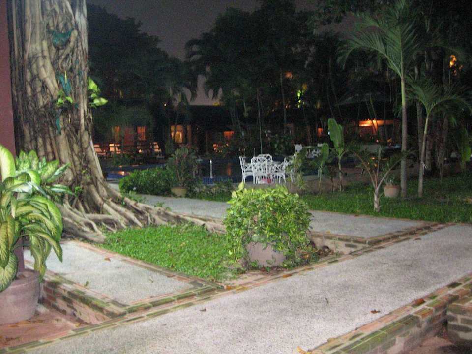 Nachtaufnahme richtung pool Hotel The Cottage