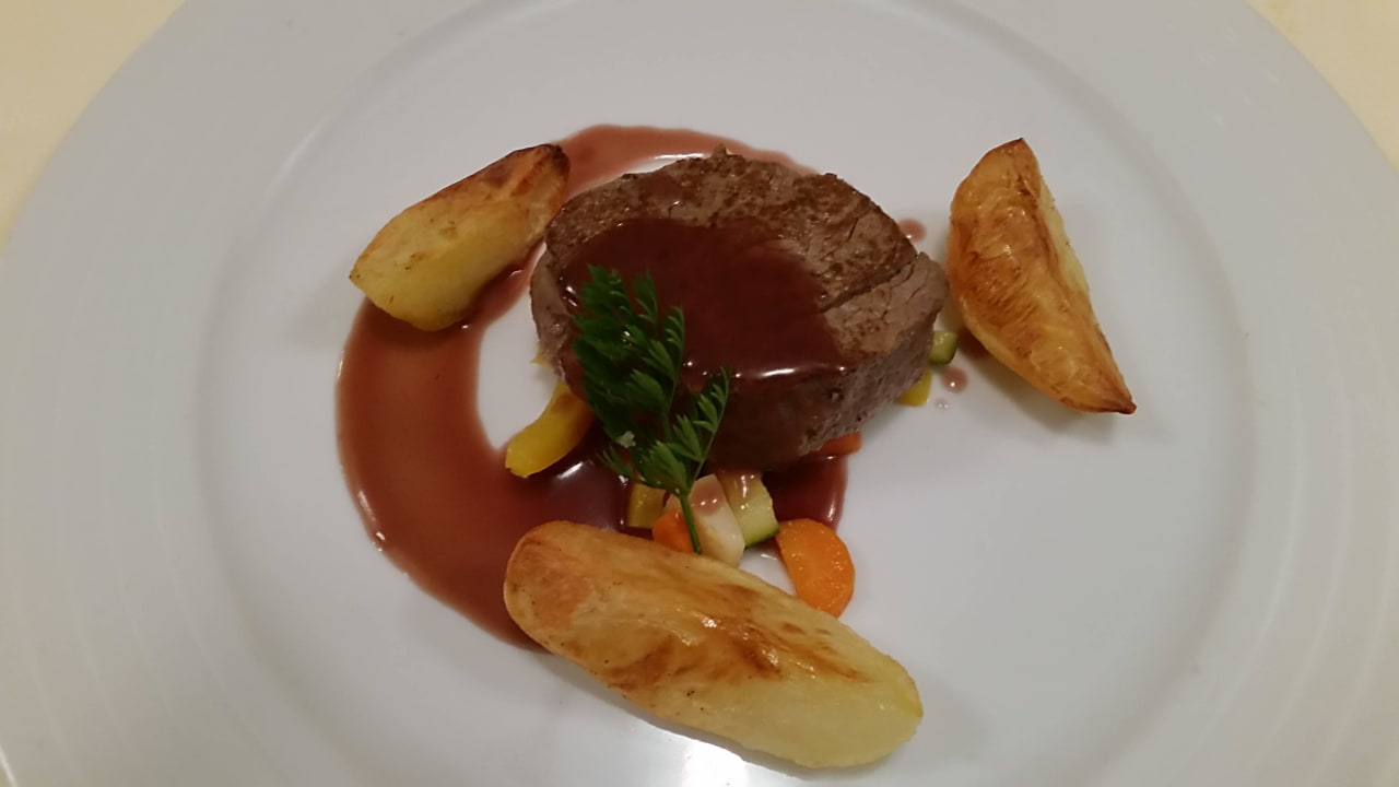 Rosa gebratenes Rinderfiletsteak. (Hauptspeise) Vitalhotel Rainer