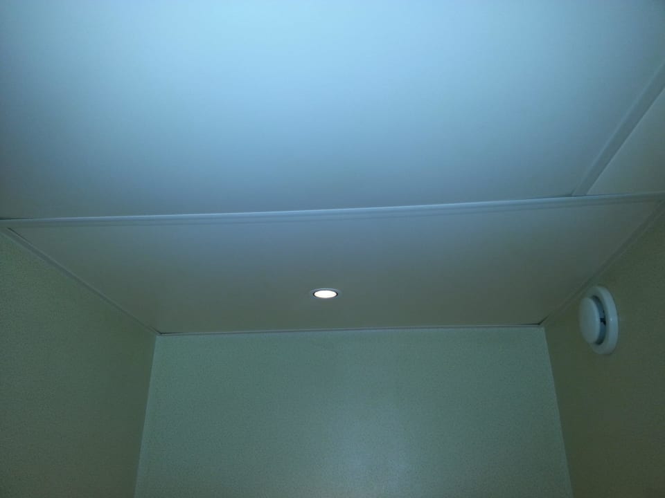 Sufit łazienki - wszystk odstaje Hotel Novotel Szczecin