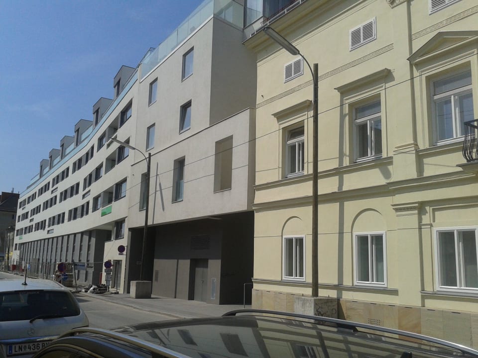 Außenansicht-Eingang im rechten Gebäude JUFA Hotel Wien City