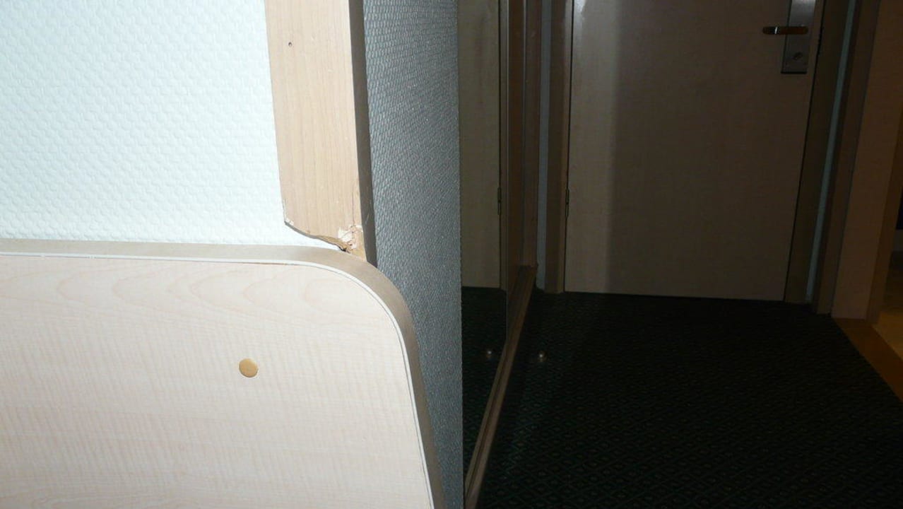 Abgebrochene Zierleisten VONRESORT Golden Coast