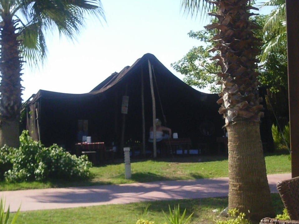 Das Zelt mit den Köstlichkeiten Saturn Palace Resort Hotel