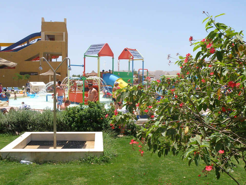 У детского бассейна Tirana Aqua Park Resort