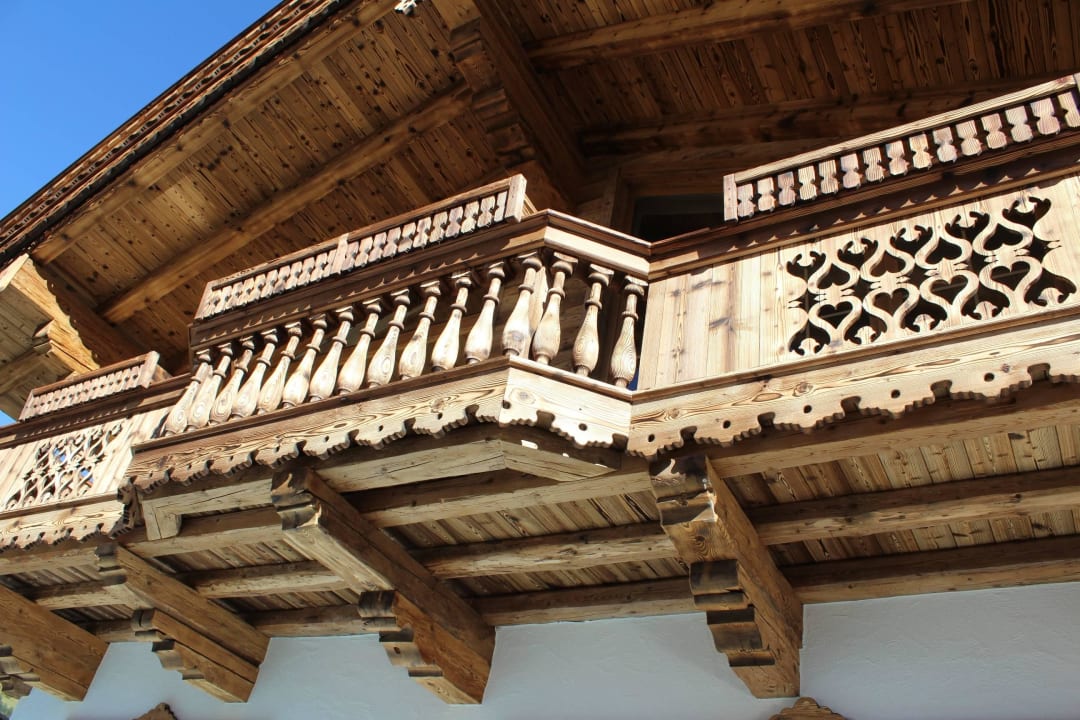 Schöne Holzarbeiten an der Aussenseite Oberlechtaler Hof