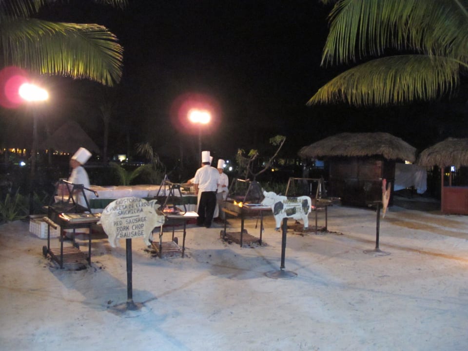 Barbecue am Strand Grand Palladium Colonial Resort & Spa