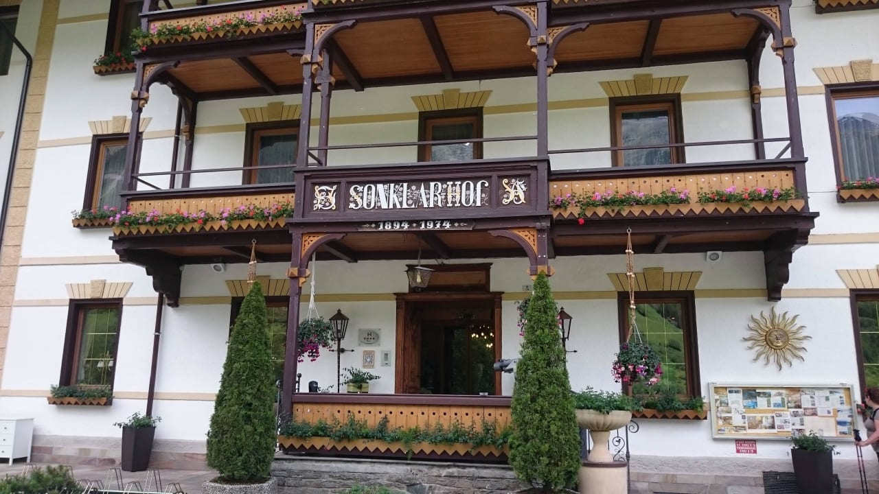 Blick auf den Eingang des Hotels Sonklarhof