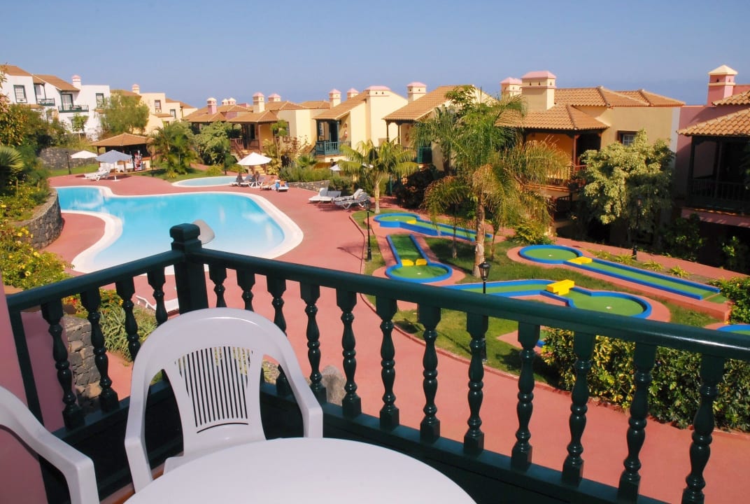 Vista de la Piscina desde un apartamento Apartamentos Oasis San Antonio