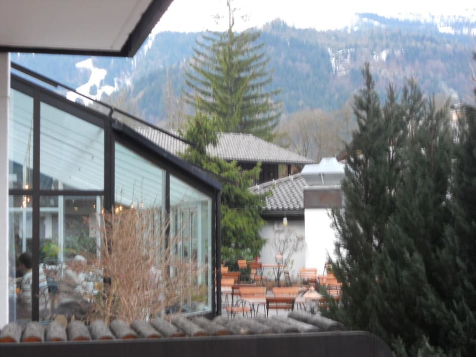 Frühstücksraum im Wintergarten HYPERION Hotel Garmisch-Partenkirchen