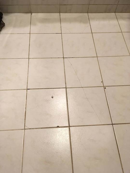 Kaputte Fliesen im Bad Hotel Royal Galerie