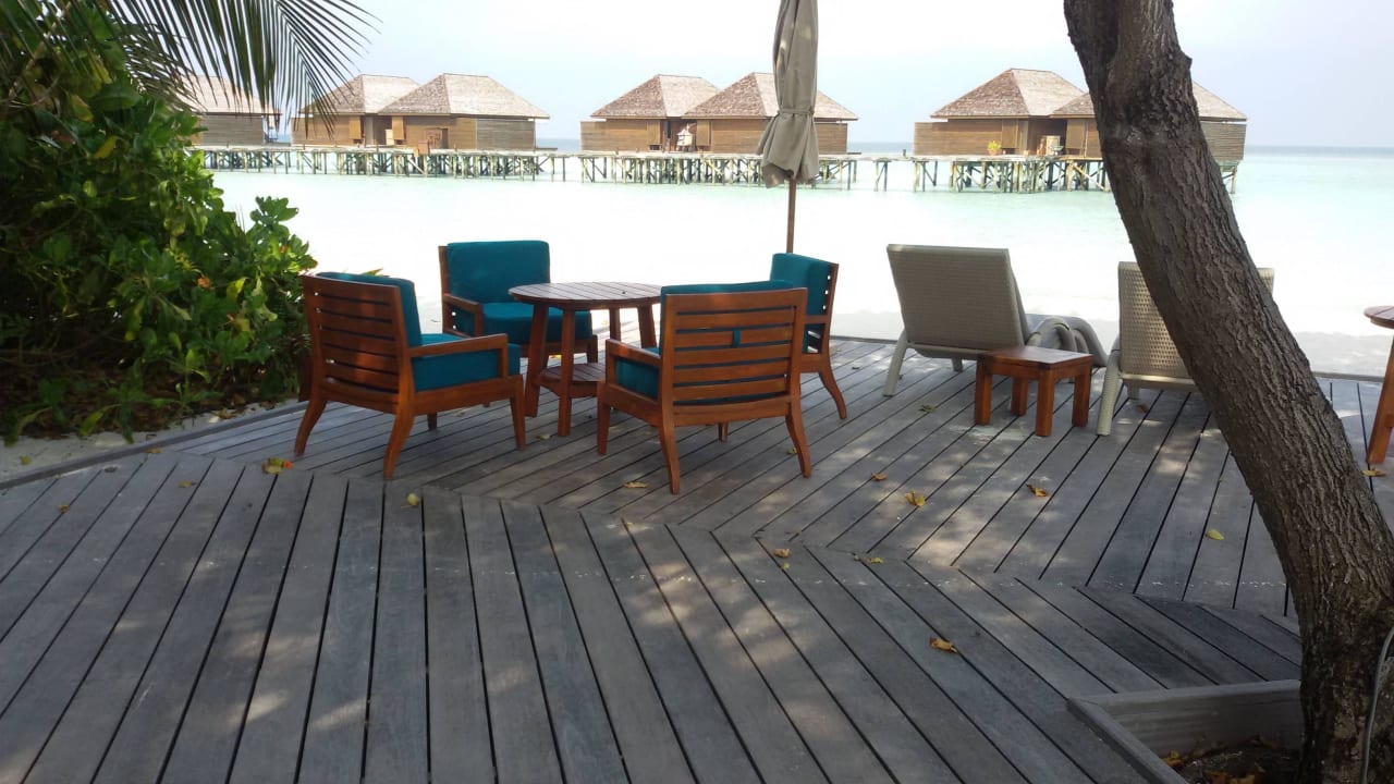 Blick auf Wasservillen Veligandu Maldives Resort Island