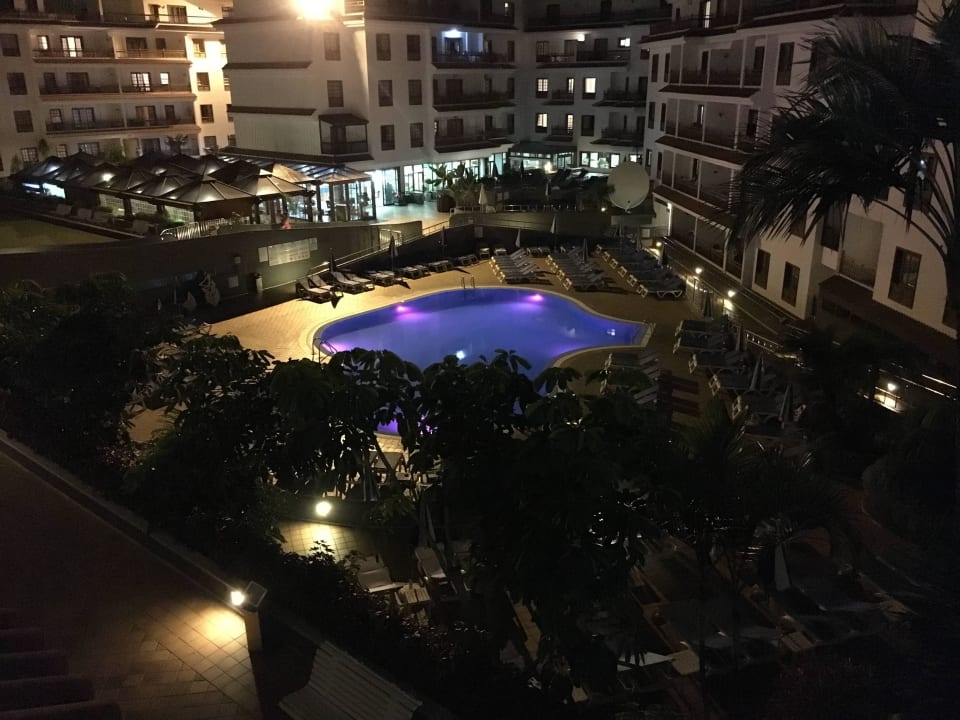 Die Poolanlage mit Farbwechsel Apartamentos Casablanca