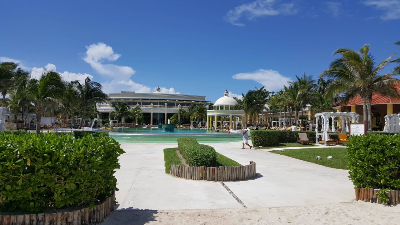 Blick vom Strand Richtung Hauptpool JOIA Paraiso by Iberostar
