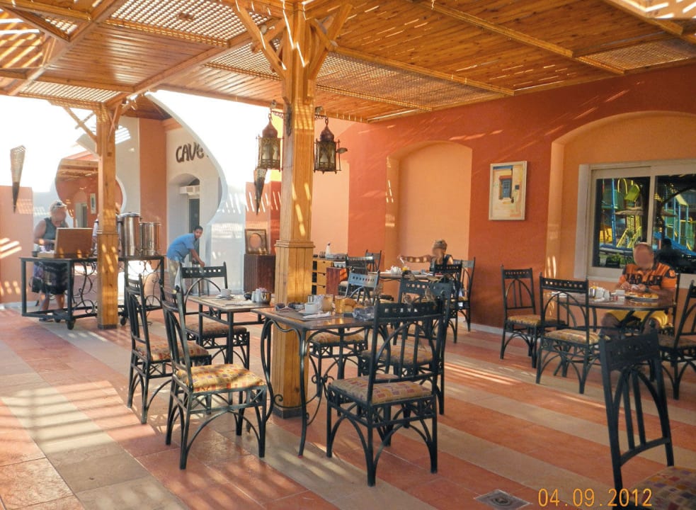 Frühstücken im Hauptrestaurant Pickalbatros Alf Leila Wa Leila Resort - Neverland Hurghada