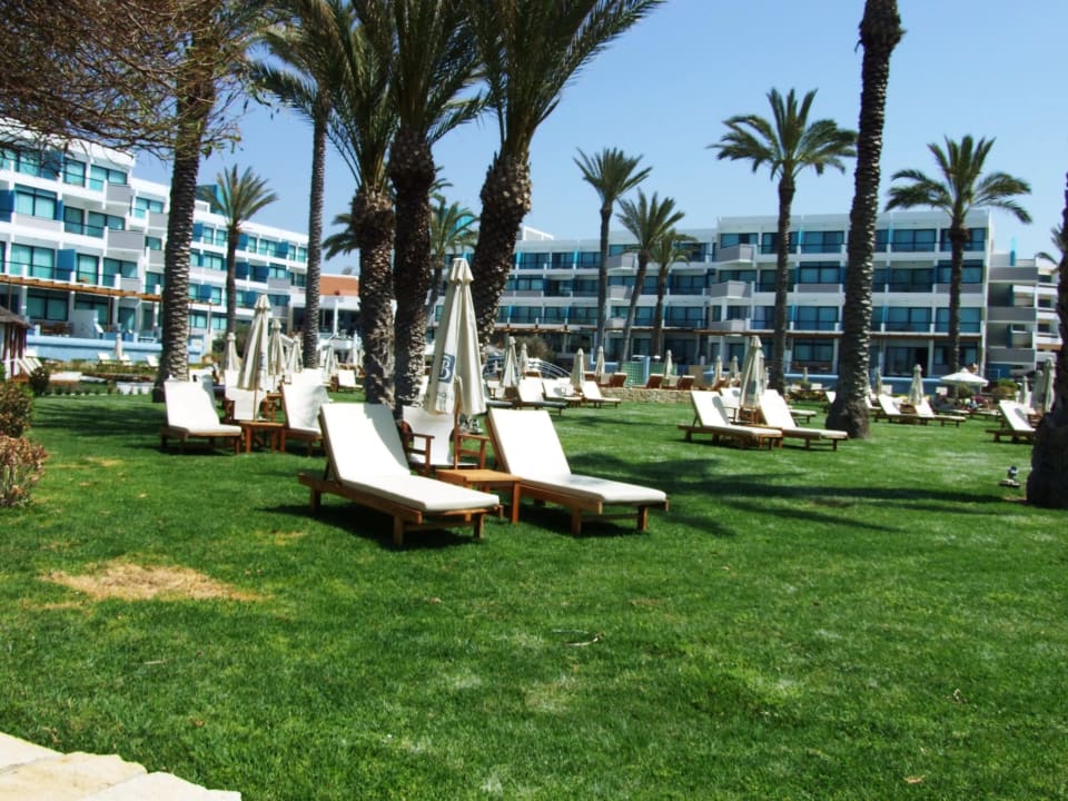 Liegen im Garten Constantinou Bros Asimina Suites Hotel