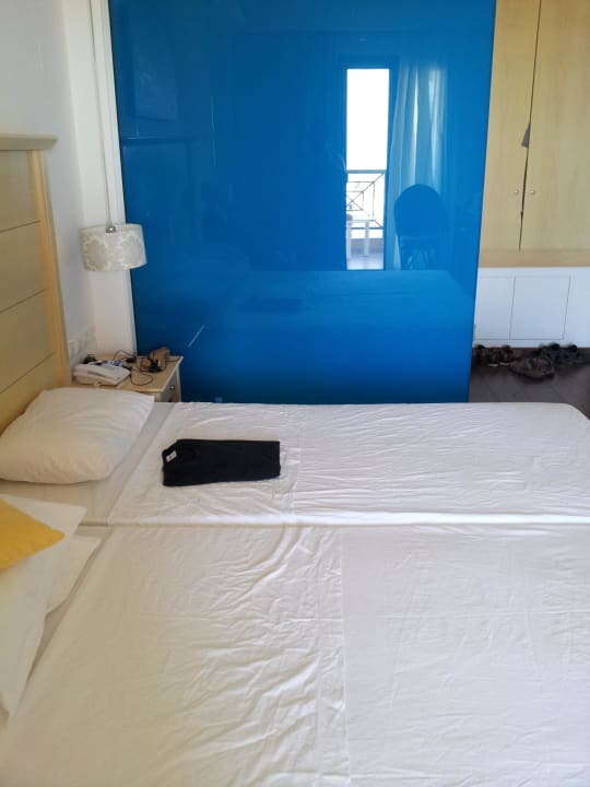 Das blaue ist die Glaswand des Badezimmers Hotel Forest Park