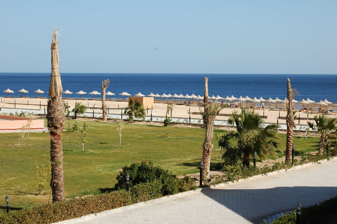 Blick vom Balkon Richtung Meer Three Corners Happy Life Beach Resort