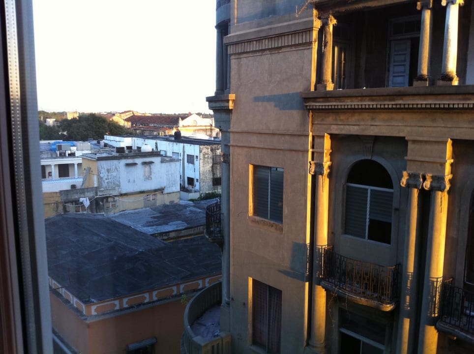 Zimmer-Ausblick nach links am Abend Novus Plaza Hodelpa