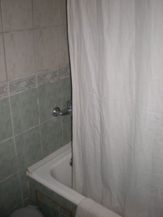 Unten: Undichte Duschwanne Armas Gül Beach