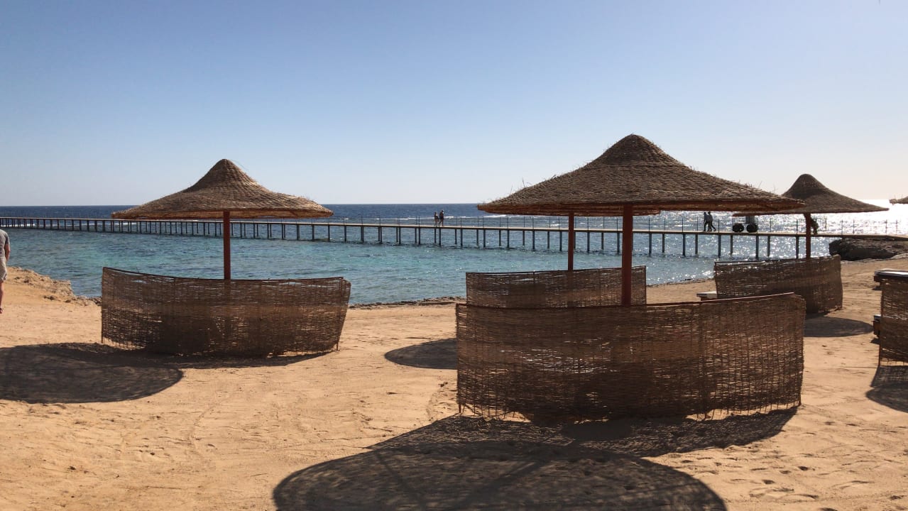 Strand Liegen mit Windschutz Three Corners Happy Life Beach Resort