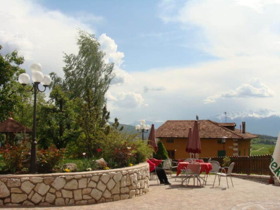 Parte del cortile e giardino esterno Hotel Belsoggiorno