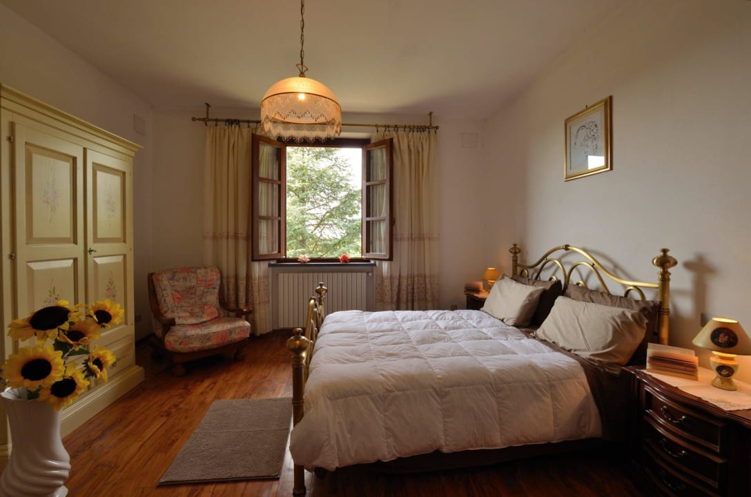 Typical double bedroom of the apartments Agriturismo Podere Costantino
