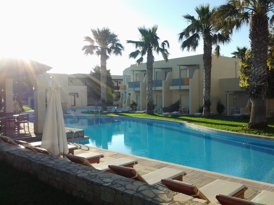 Hochwertige Liegen am Riverpool Phãea Cretan Malia