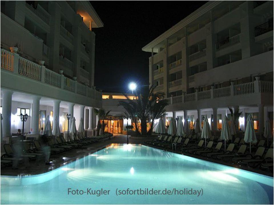 Hotel und Poolbereich Alba Queen Hotel