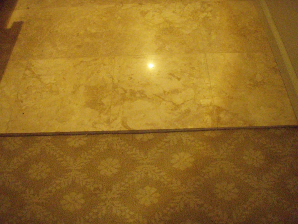 Scharfe Steinkante am Übergang Kaisol Romance Resort