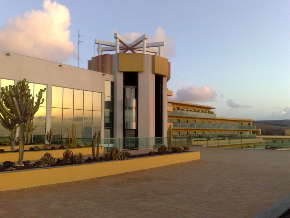 Blick auf die obere Hälfte des Hotels SBH Club Paraiso Playa