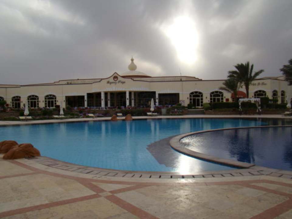 Budynek od strony ogrodów Regency Plaza Aqua Park & Spa