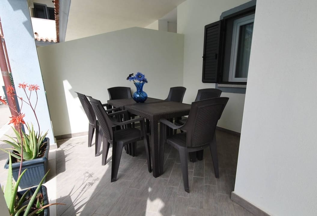 Eigene Terrasse mit BQQ Wg LUNGOMARE Holiday Residence Rifugio