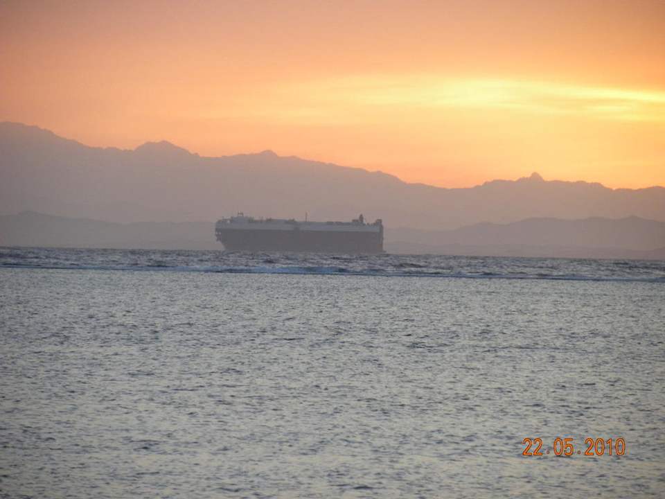 Schiff im Sonnenaufgang Sea Beach Aqua Park Resort Managed by Blue Resorts