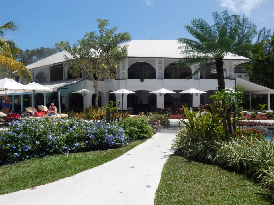 Hauptgebäude mit gepflegter, blühender Garenanlage Hotel Colony Club