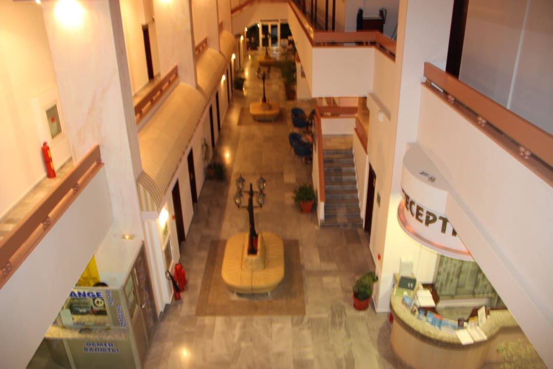 Hotel Eingang Richtung Block A AluaSun Helios Beach