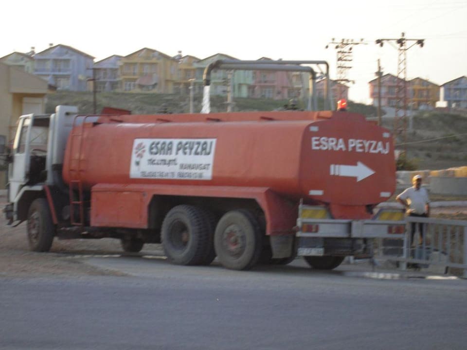 Pflanzenbewässerung vor dem Hotel Hotel Orfeus Park