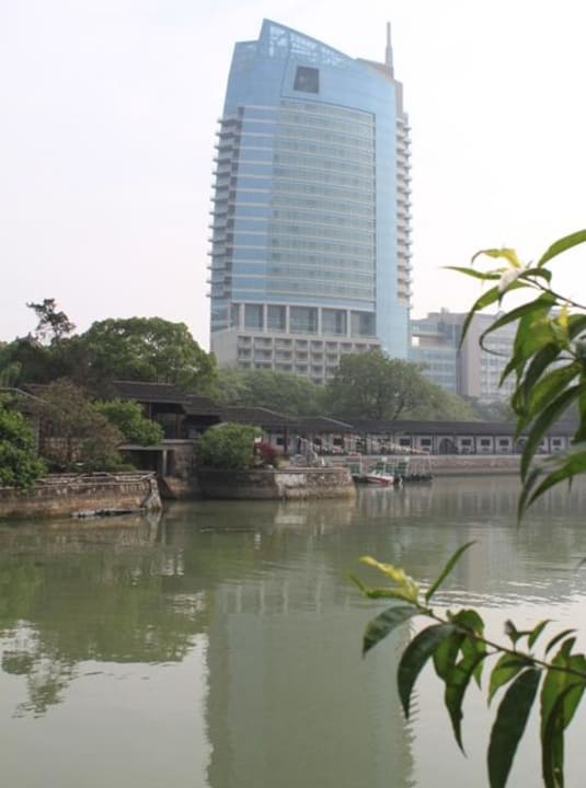 Blick vom Garten auf Hotel Wuxi Juna Hubin Hotel