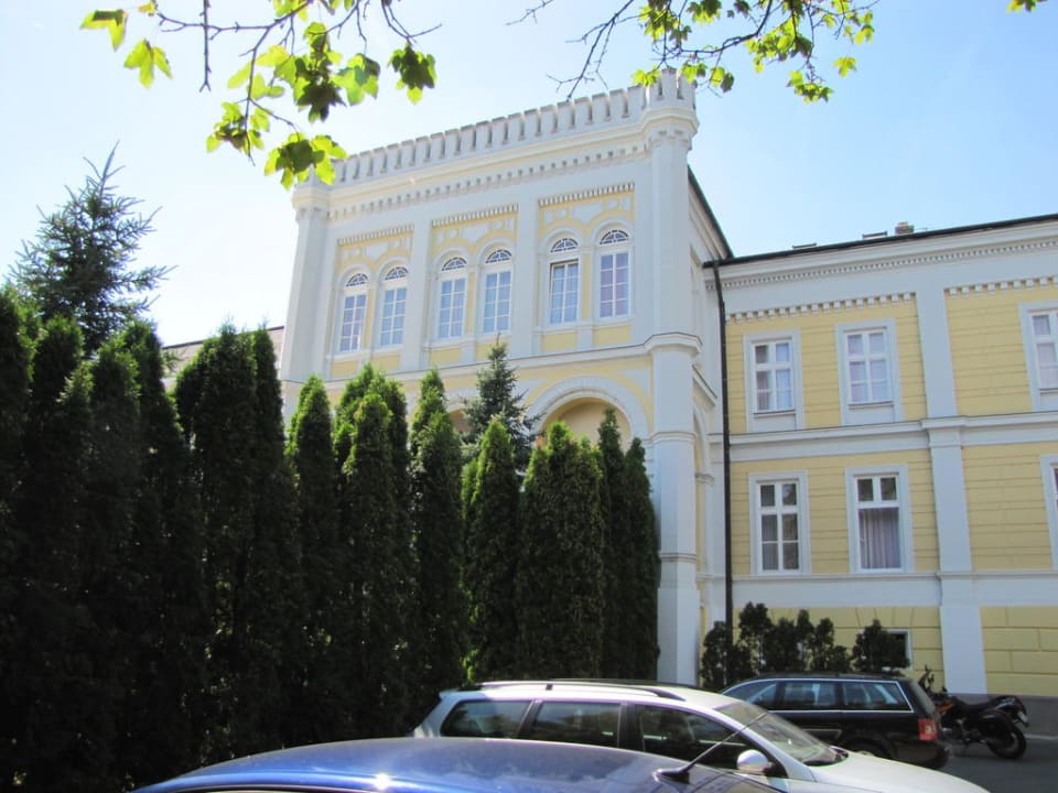 Außenansicht vom Parkplatz aus Hotel Astoria