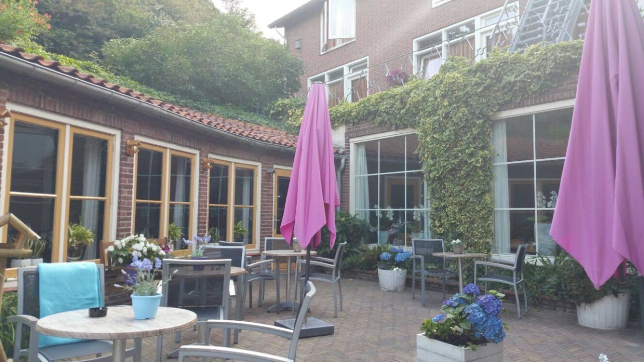 Frühstück Innenhof Duinhotel Zomerlust