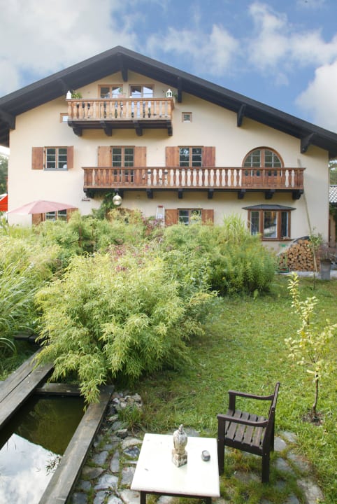 Außenansicht mit Garten Apartment Freiraum in den Alpen