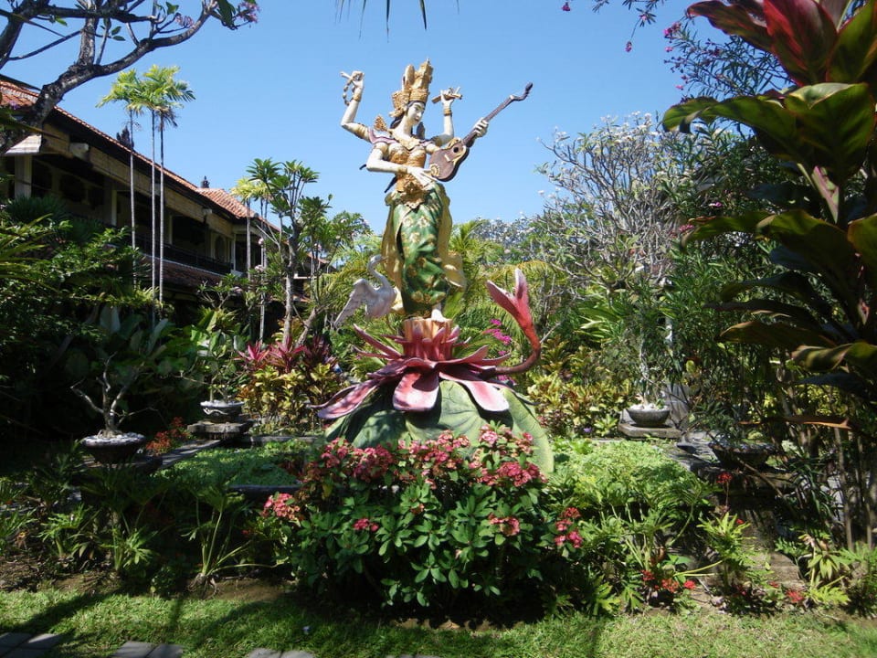 Gartenimpression mit Figur Villa Shanti Beach