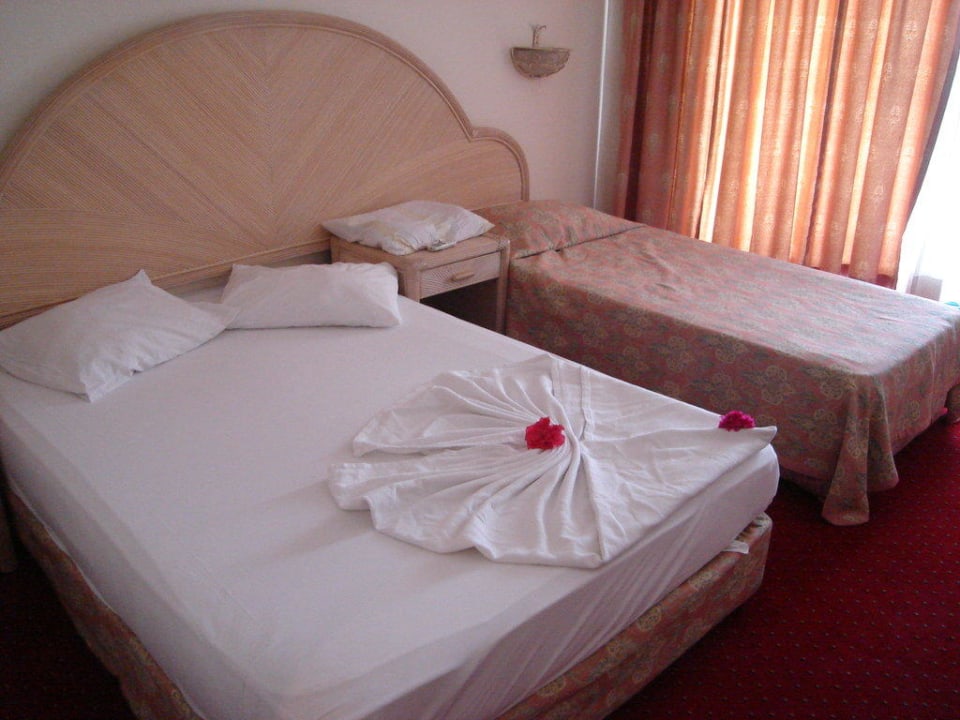 Dekoriertes Bett Aska Hotel Just in Beach