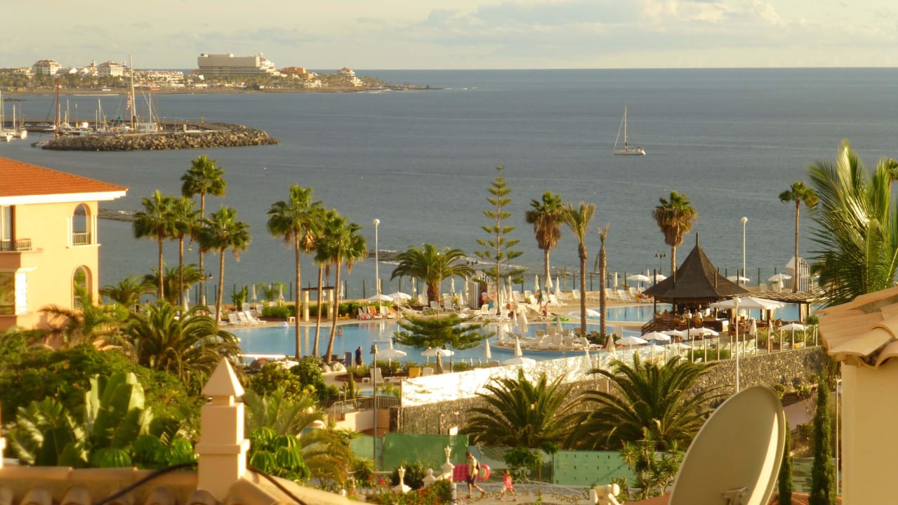 Ausblick vom Zimmer auf den Pool des Nachbarhotels Gran Tacande Wellness & Relax Costa Adeje