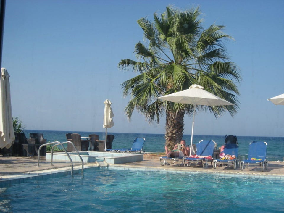 Die gepflegte Poolanlage Hotel Drosia Beach