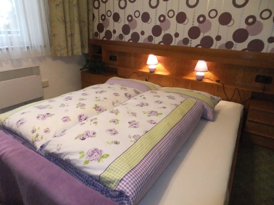 Schlafzimmer "Viola" mit Platz für Babybett Ferienwohnung Resi