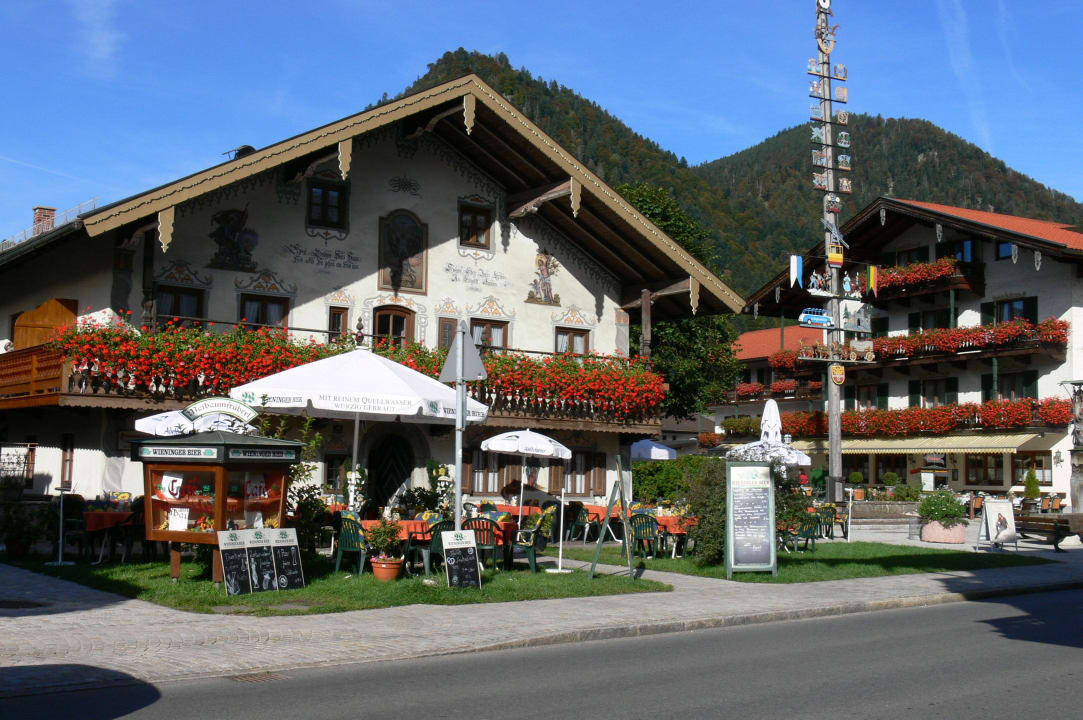 Die Dorfmitte von Ruhpolding mit dem Maibaum Ferienwohnungen Zentral