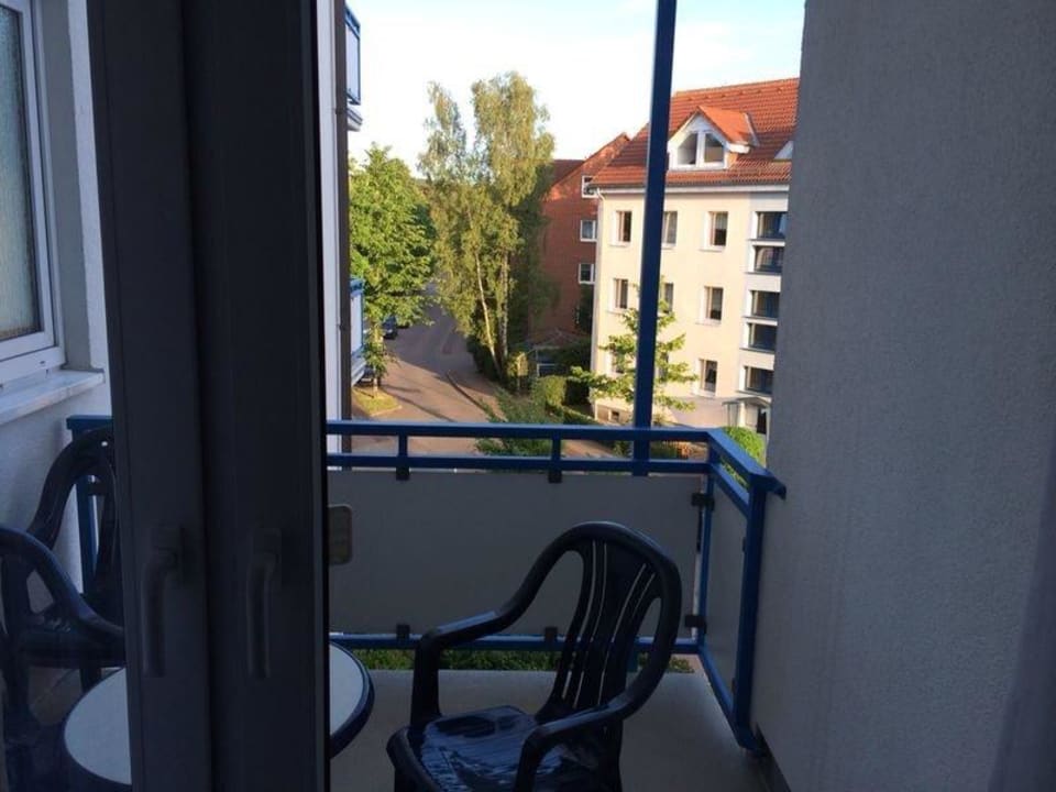 Ausblick vom Balkon in die Wohnstrasse  Appartmenthaus Strandruh