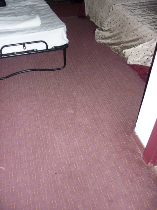 Unhygienischer dreckiger Teppichboden Carna Garden Hotel