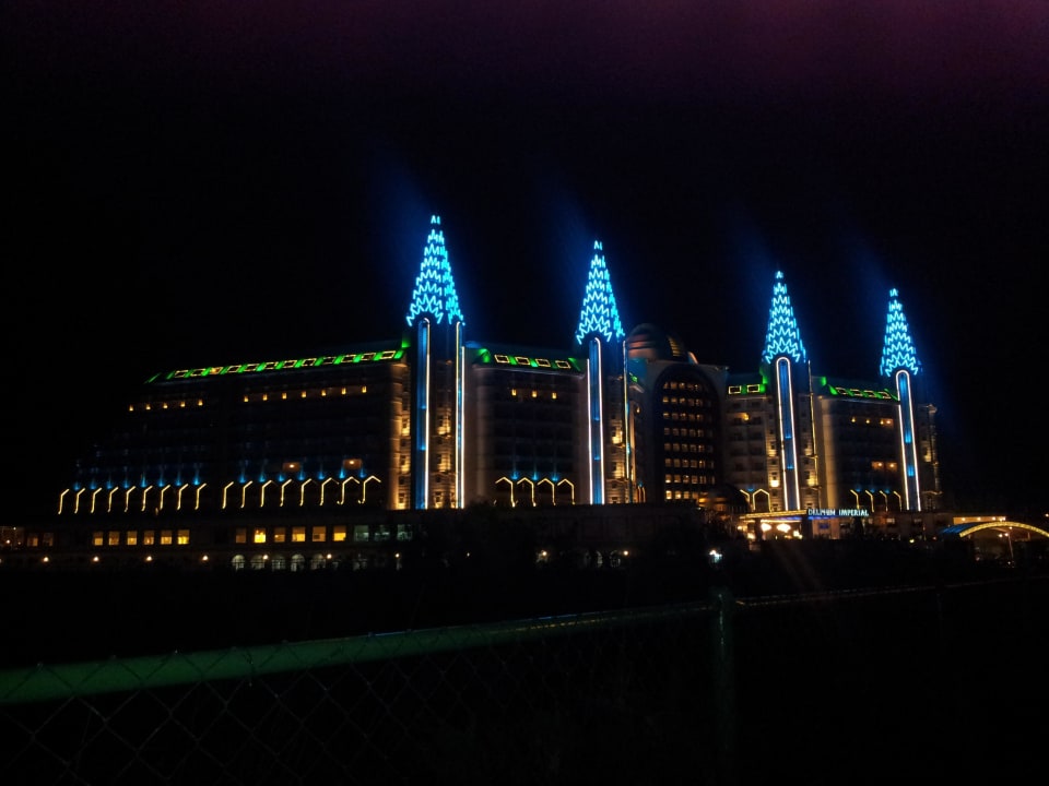 Ansicht bei Dunkelheit von der Hauptstraße Hotel Delphin Imperial