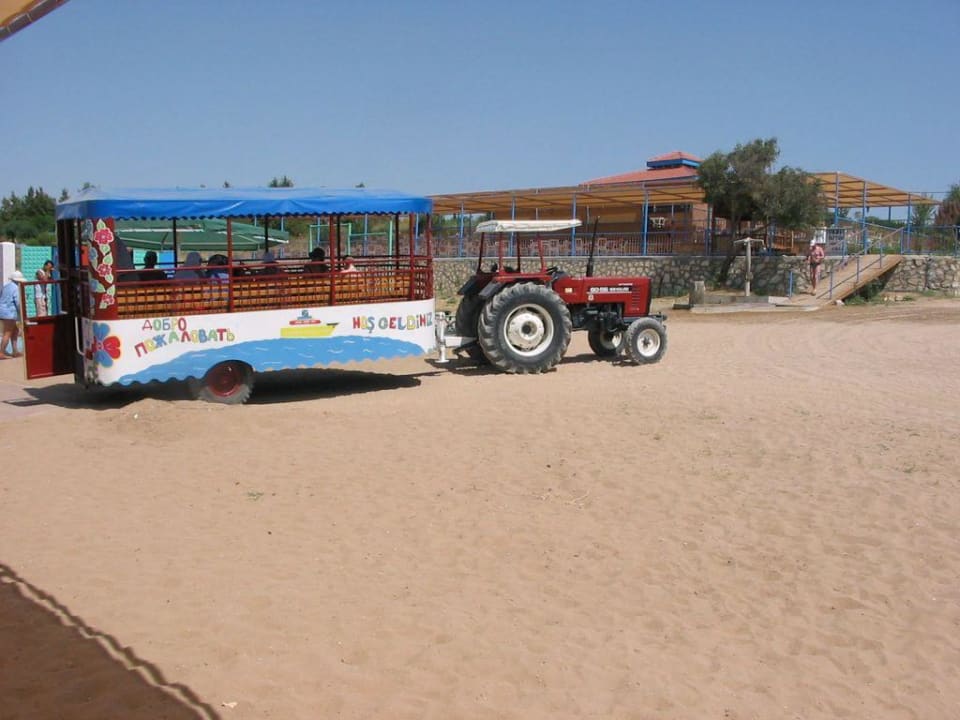 Shuttle zum Strand (im Hintergrund die Strand-Bar) FUN&SUN Smart Hane Sun Hotel